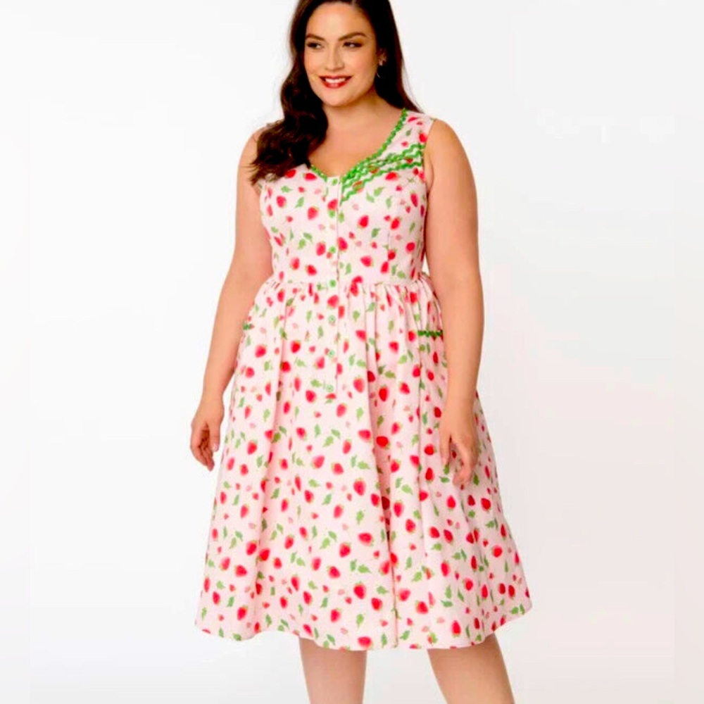Unique Vintage dress strawberries abs green trim